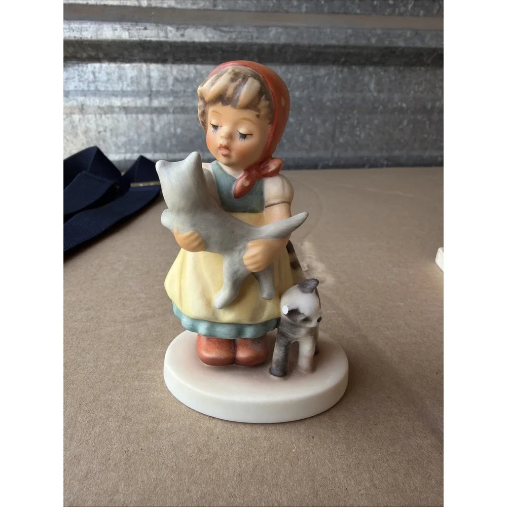 Goebel 2007 Limited Edition Girl Holding Cat‎ Figurine 8042/25000
